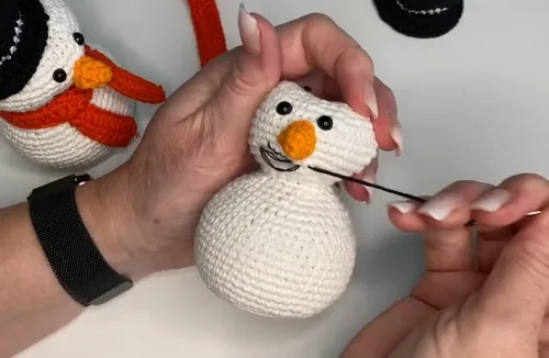 Amigurumi snowman crochet pattern for beginners — photo 3