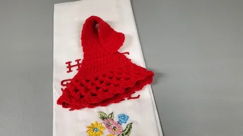 Buttoned kitchen towel topper with a lace-look edge — photo 3
