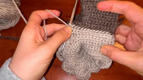 Crochet cat paw fingerless mittens with textured paw pads — photo 3