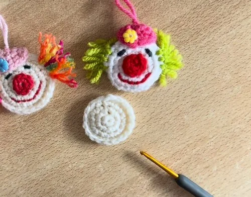 Crochet clown head with hat, hair and nose details — photo 2