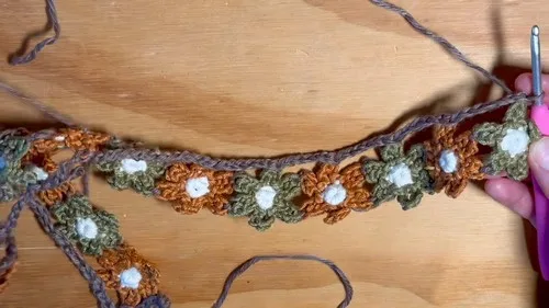 Crochet flower lanyard with joined petal flowers — photo 3