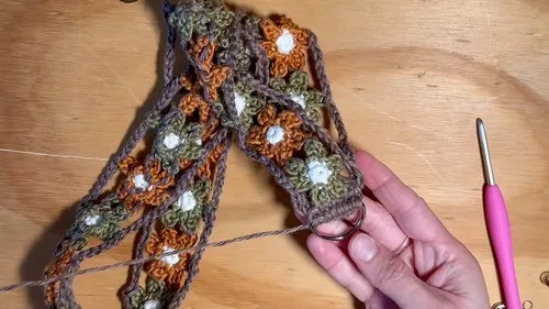 Crochet flower lanyard with joined petal flowers — photo 4