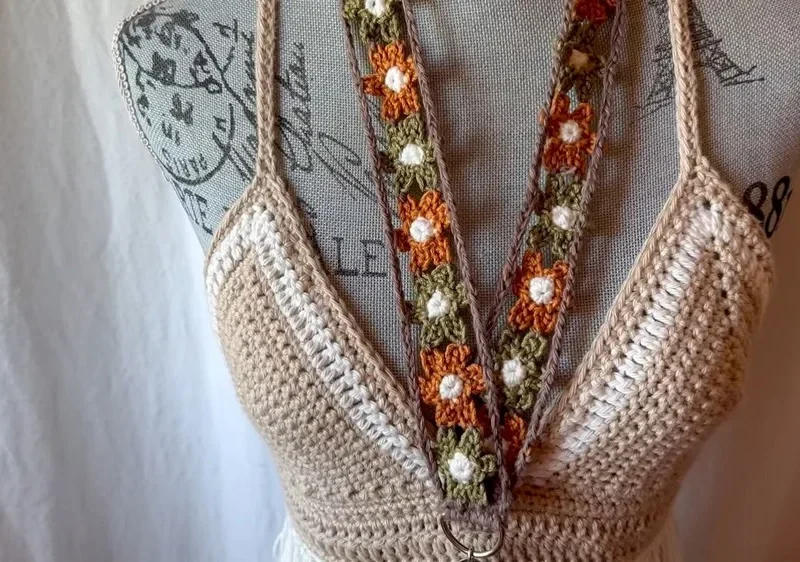 Crochet flower lanyard with joined petal flowers