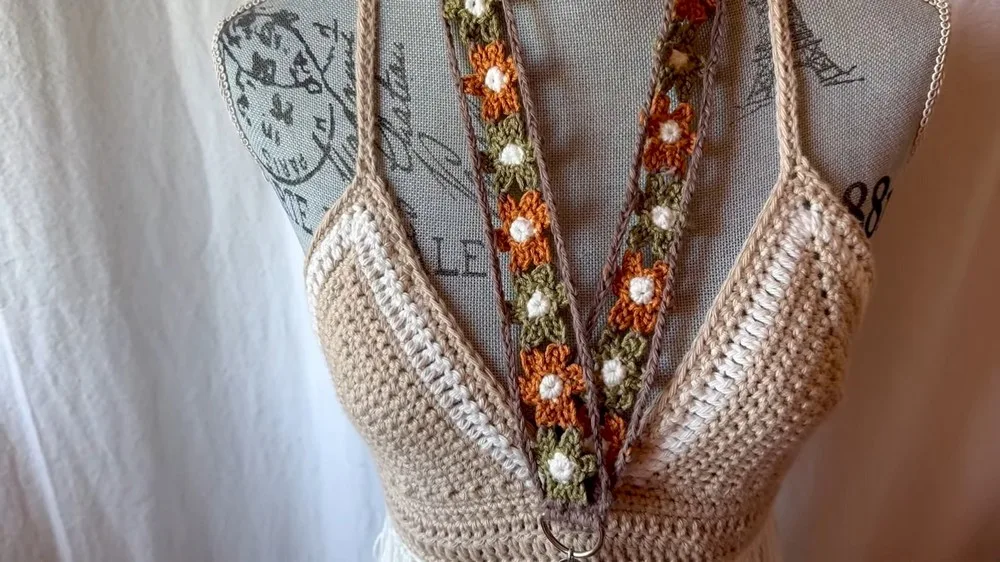 Crochet flower lanyard with joined petal flowers