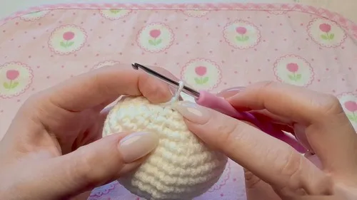 Crochet Hello Kitty plushie pattern for beginners — photo 3