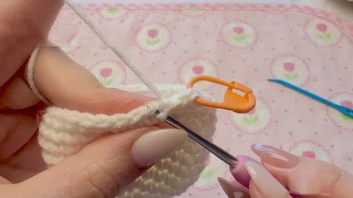 Crochet Hello Kitty plushie pattern for beginners — photo 4