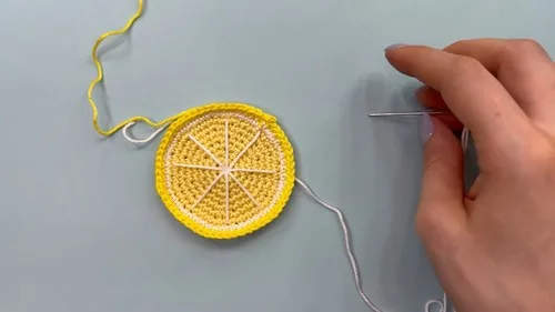 Crochet lemon slice earrings and keychain pattern — photo 3