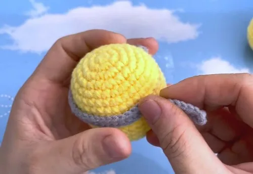 Crochet minion keychain pattern in single crochet rounds — photo 2