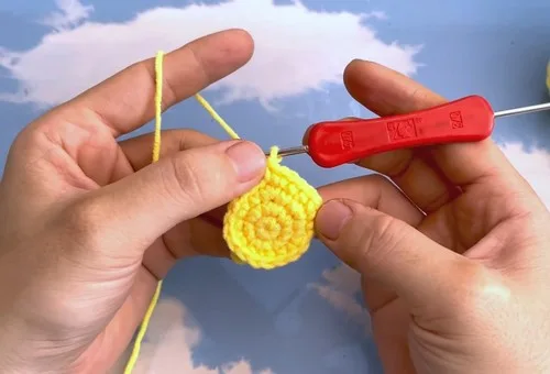 Crochet minion keychain pattern in single crochet rounds — photo 3