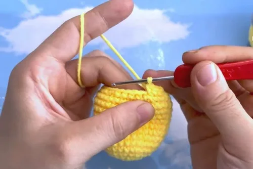 Crochet minion keychain pattern in single crochet rounds — photo 4