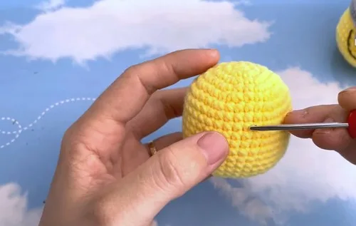 Crochet minion keychain pattern in single crochet rounds — photo 5