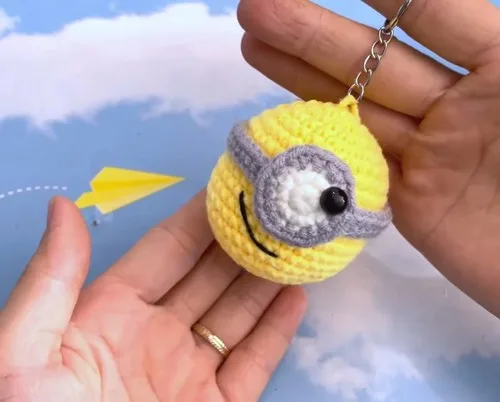 Crochet minion keychain pattern in single crochet rounds