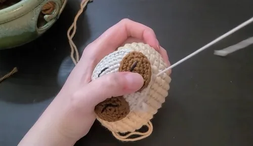 How to crochet a sloth plant holder in single crochet — photo 2