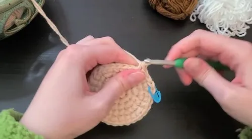 How to crochet a sloth plant holder in single crochet — photo 4