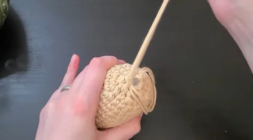 How to crochet a sloth plant holder in single crochet — photo 5