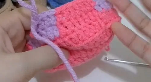Crochet tumbler holder with a checkered colour pattern — photo 3