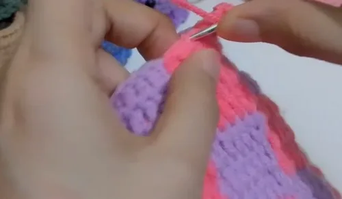 Crochet tumbler holder with a checkered colour pattern — photo 5