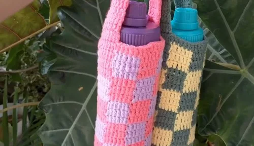 Crochet tumbler holder with a checkered colour pattern