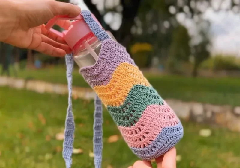 Crochet a wavy water bottle bag from a magic circle