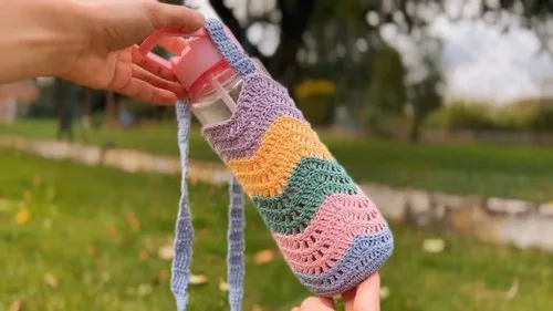 Crochet a wavy water bottle bag from a magic circle — photo 2