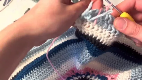 Diamond motif crochet top with a colour-block border — photo 2
