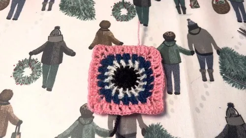 Diamond motif crochet top with a colour-block border — photo 3