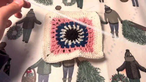 Diamond motif crochet top with a colour-block border — photo 4
