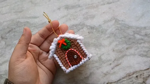 Single crochet gingerbread house pattern with wreath and candy cane trim