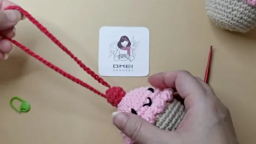 Little cupcake keychain crochet pattern with a cherry top — photo 2