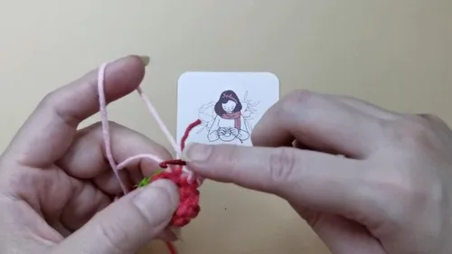 Little cupcake keychain crochet pattern with a cherry top — photo 3