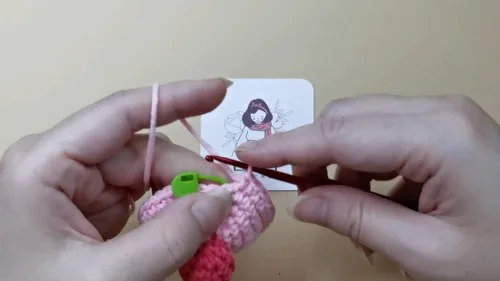 Little cupcake keychain crochet pattern with a cherry top — photo 4