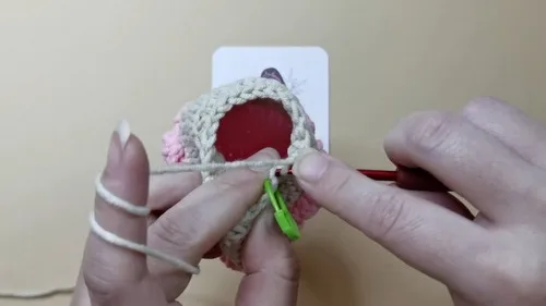 Little cupcake keychain crochet pattern with a cherry top — photo 5