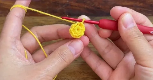 A mini crochet straw hat pattern in single crochet — photo 3