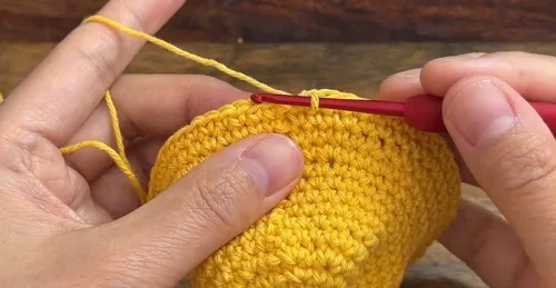 A mini crochet straw hat pattern in single crochet — photo 5