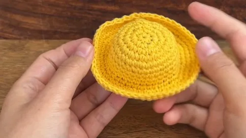 A mini crochet straw hat pattern in single crochet — photo 2