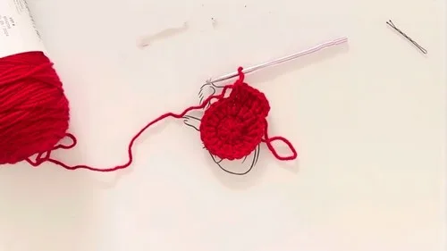Peppermint stripe coaster worked in double crochet rounds — photo 6
