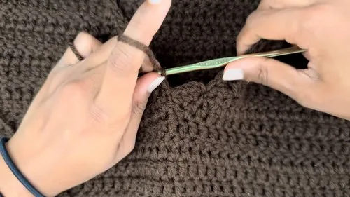 Ribbed v-neck sweater vest worked in half double crochet — photo 2