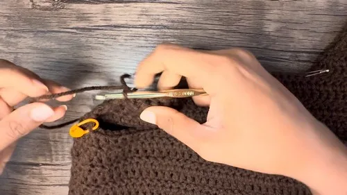 Ribbed v-neck sweater vest worked in half double crochet — photo 3