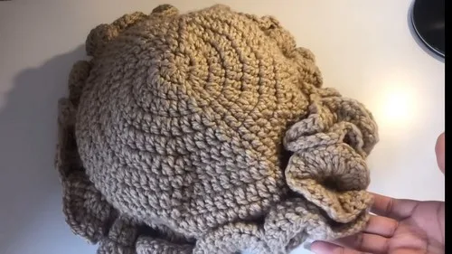 A simple ruffled brim hat pattern for summer wear