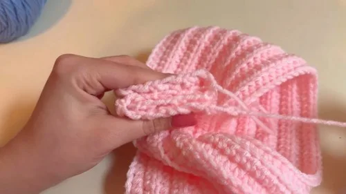 Simple turned-band ear warmer in half double crochet — photo 3