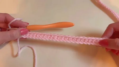 Simple turned-band ear warmer in half double crochet — photo 4