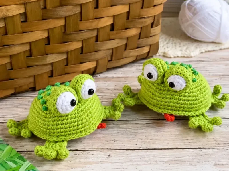Small crochet frog amigurumi with puff stitch paws