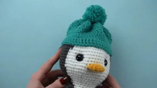 A three-round mini hat for tiny amigurumi heads