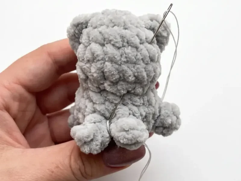 Tiny plush kitten amigurumi pattern in single crochet