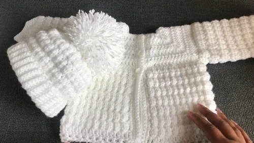 Baby hat pattern with a ribbed ribbon brim