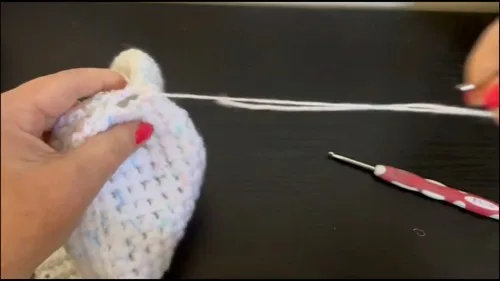 Colour sprinkle ribbed baby hat in single crochet — photo 5