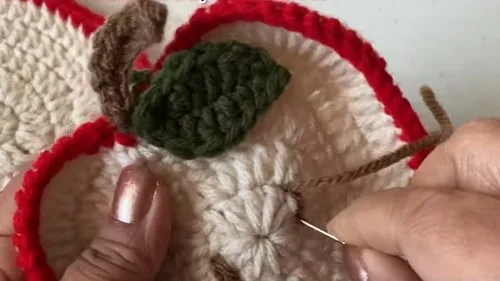 Crochet apple coaster pattern for easy table decor — photo 2