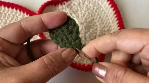Crochet apple coaster pattern for easy table decor — photo 3