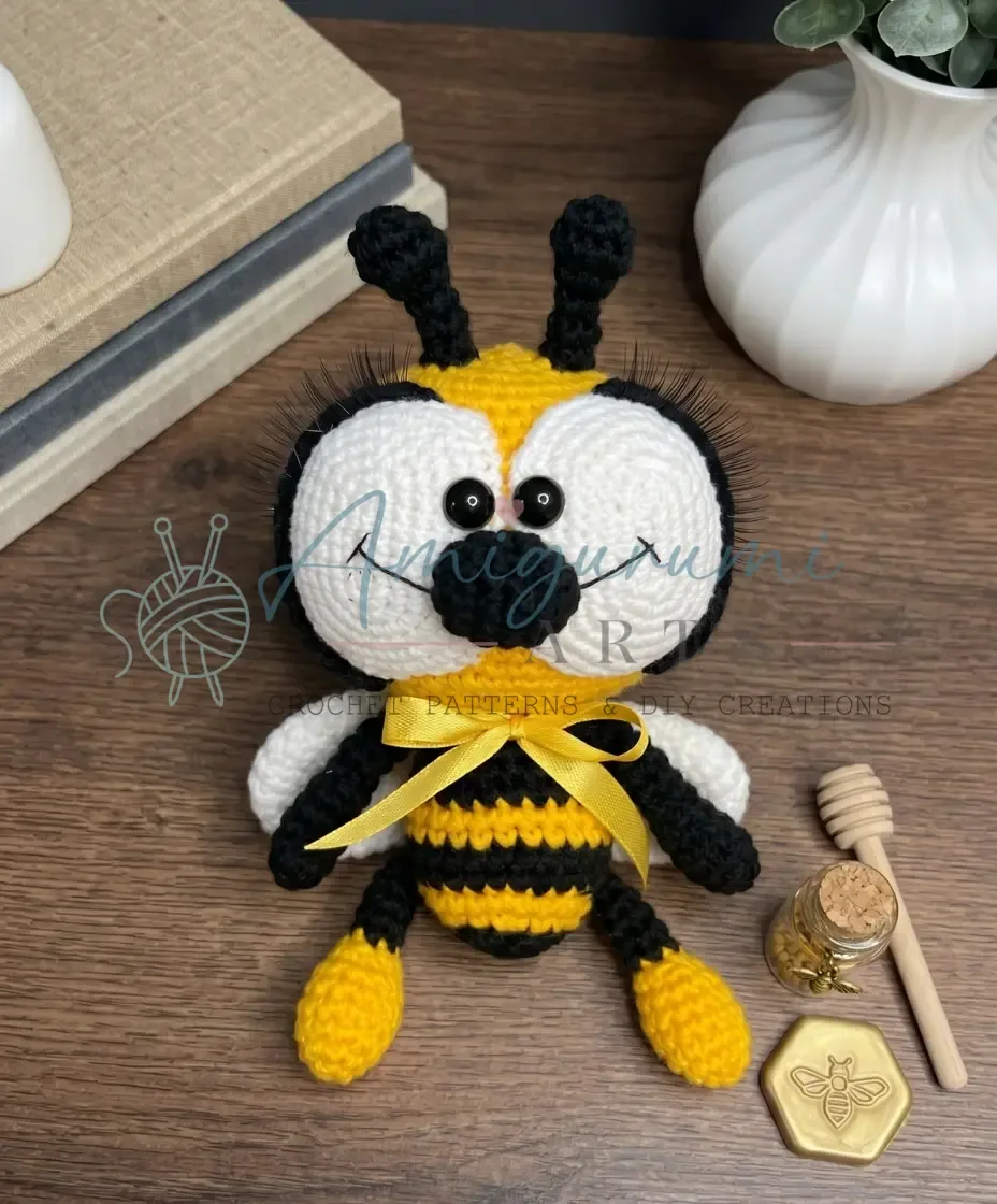 Crochet bumble bee amigurumi pattern in fingering weight yarn