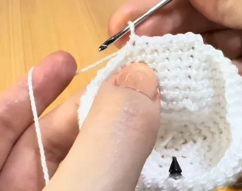 Crochet bunny amigurumi pattern with a heart-shaped carrot — photo 4